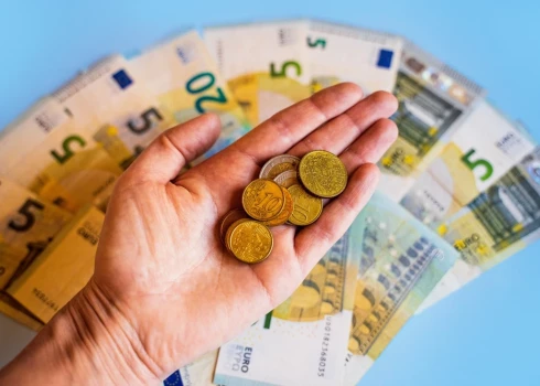 Жителям Латвии объяснили, почему разница в пару процентов в пенсионном плане со временем может стоить больших денег.