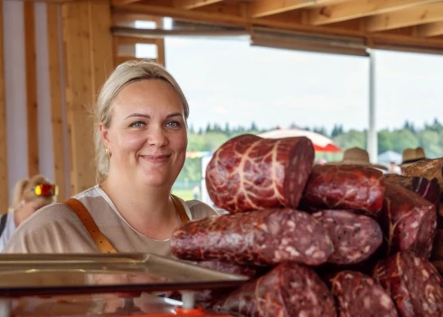 В Латвии растет занятость, однако многие жители по-прежнему вынуждены брать вторую и третью работу.