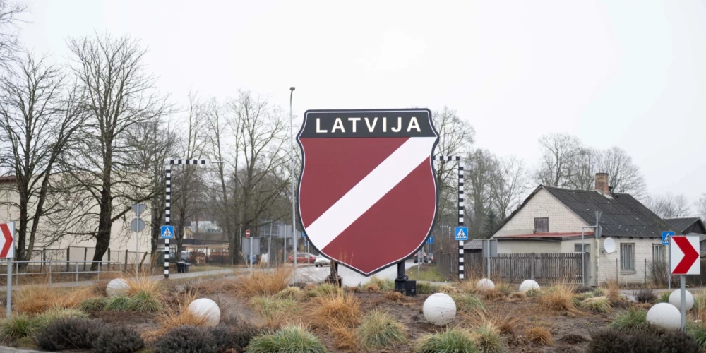 Ogres centrā uzstādīts sarkanbaltsarkanais vairodziņš ar uzrakstu “Latvija”.