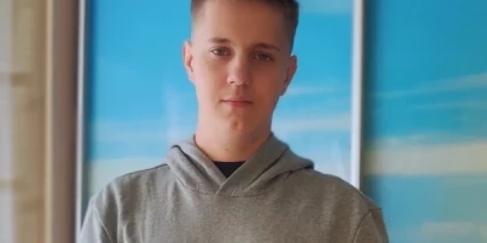 Государственная полиция призывает внимательно ознакомиться с изображением и откликнуться всех, у кого есть информация о возможном местонахождении пропавшего.