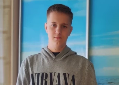 Государственная полиция призывает внимательно ознакомиться с изображением и откликнуться всех, у кого есть информация о возможном местонахождении пропавшего.