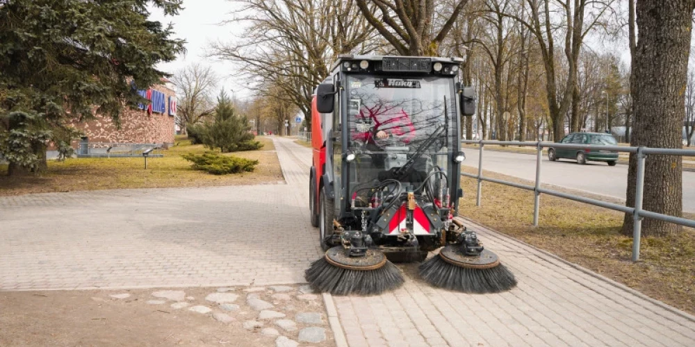 Cēsīs sākta ielu un ietvju pavasara uzkopšana. 