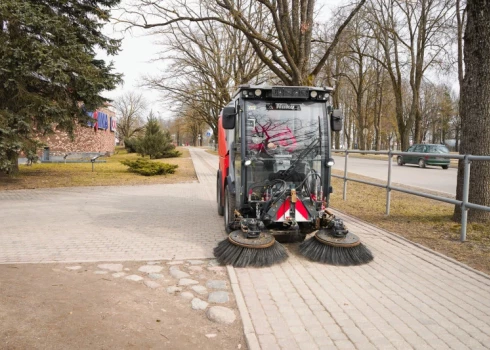 Cēsīs sākta ielu un ietvju pavasara uzkopšana. 