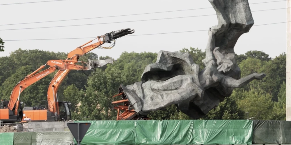 Padomju pieminekļa likvidācija Uzvaras parkā 2022. gadā.
