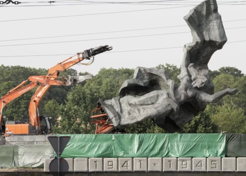 Padomju pieminekļa likvidācija Uzvaras parkā 2022. gadā.