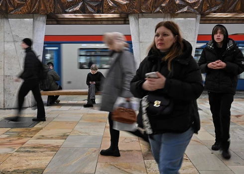 Maskavas iedzīvotāji metro savos viedtālruņos mēģina lietot internetu.