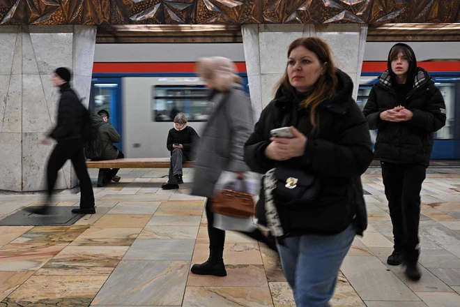 Maskavas iedzīvotāji metro savos viedtālruņos mēģina lietot internetu.