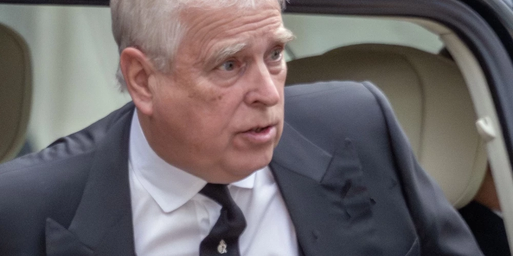 Endrū tika aizturēts uz 11 stundām, pastāvot aizdomām par amatnozieguma izdarīšanu.