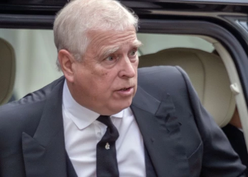 Endrū tika aizturēts uz 11 stundām, pastāvot aizdomām par amatnozieguma izdarīšanu.