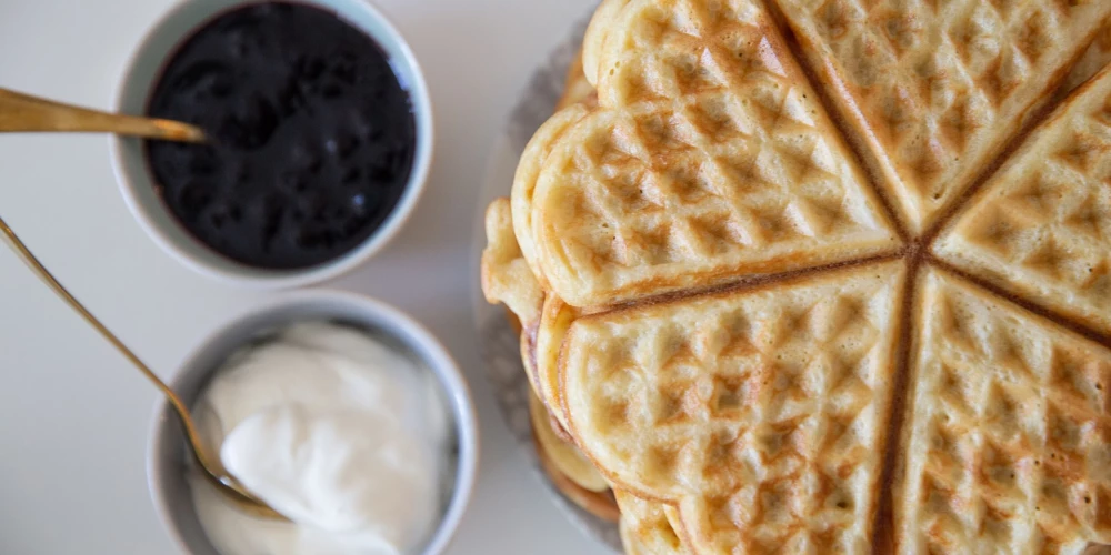 Sirsniņvafeles brokastīm.