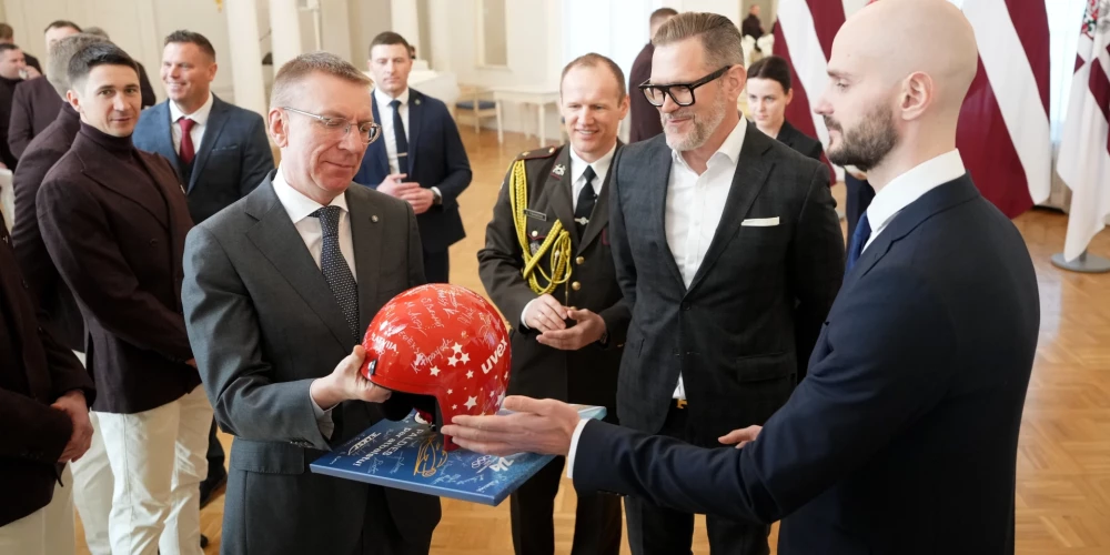 Президент Латвии Эдгар Ринкевич и президент Латвийской федерации санного спорта Клавс Васкс во время встречи с участниками зимних Олимпийских игр Милан-Кортина 2026.