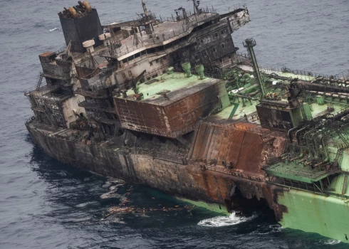 Foto uzņemts 2026. gada 15. martā. Bojātais Krievijas kuģis "Arctic Metagaz".