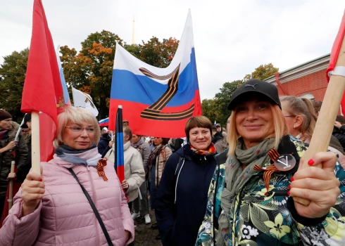 Krievijas diktators Vladimirs Putins sagrābtajās Ukrainas teritorijās grasās nodrošināt "pareizo" etnisko klimatu, tur masveidā iesūtot iedzīvotājus no pārējiem Krievijas apgabaliem (foto: Scanpix / EPA)