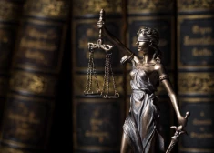 Адвокат: жители Латвии занимаются "самолечением" и в юриспруденции