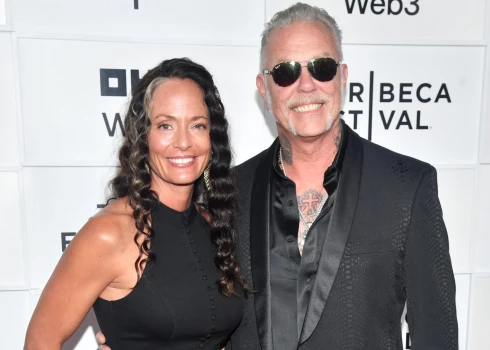 Džeimss Hetfīlds ar līgavu Adrianu Džiletu.