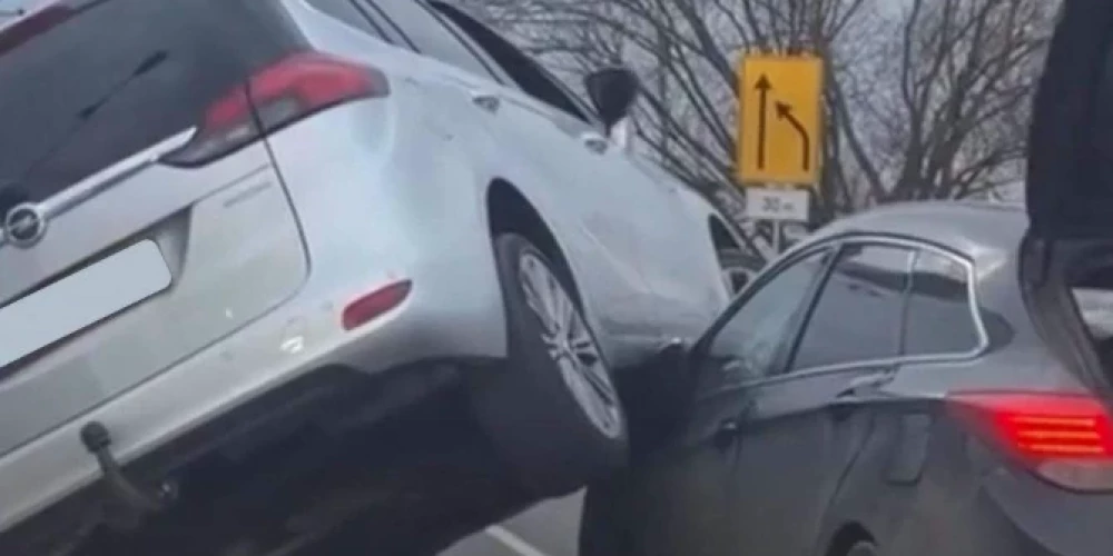 Avārijas vieta Deglava ielā (ekrānuzņēmums no video)