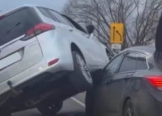 Auto burtiski uzlidoja virsū! Deglava ielā notikusi pamatīga sadursme. VIDEO