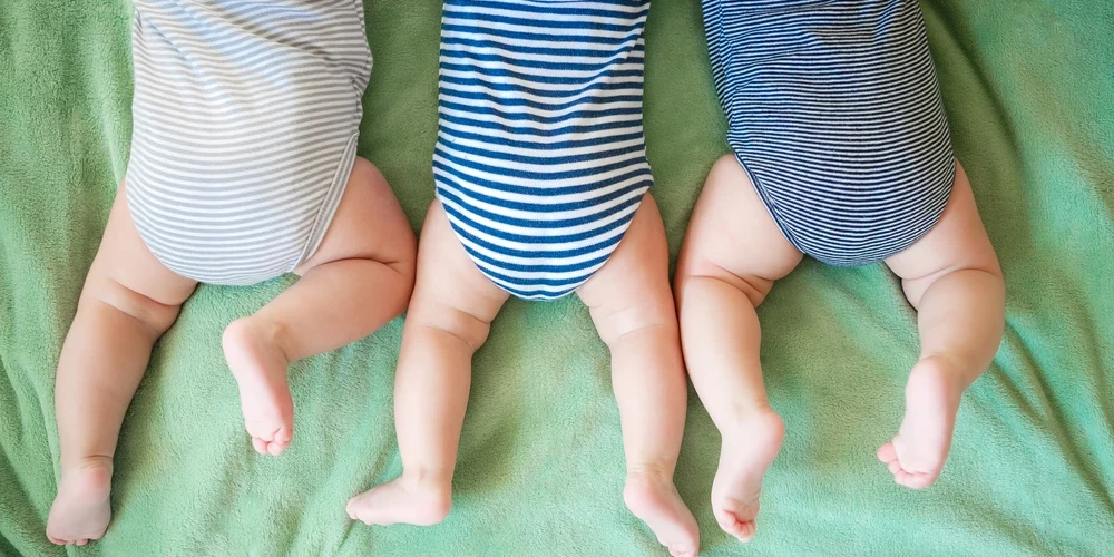 Семья из Валмиеры, в которой появились на свет тройняшки, получит 15 000 евро.