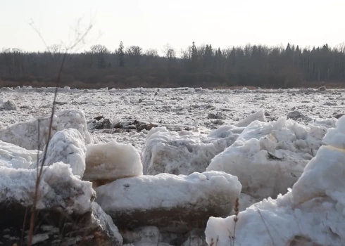 Ledus iešana pie Pļaviņām (ekrānuzņēmums no video)