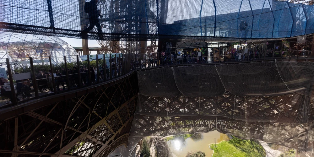 60 metru augstumā iekārtais 40 metru tilts savieno divus torņa pīlārus.