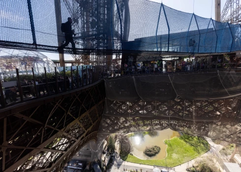 60 metru augstumā iekārtais 40 metru tilts savieno divus torņa pīlārus.