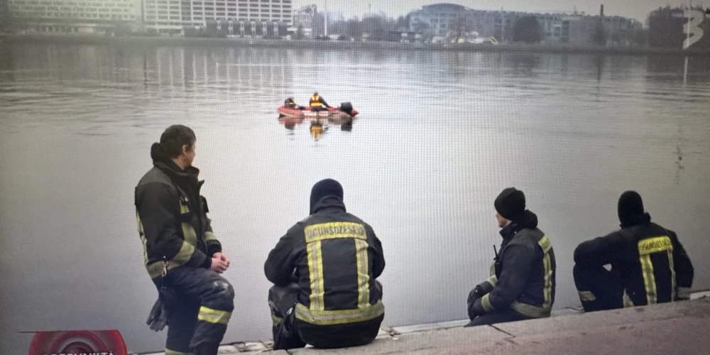Поиски в Даугаве у Каменного моста прервала темнота, но утром их возобновили.