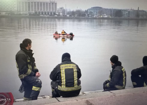 Поиски в Даугаве у Каменного моста прервала темнота, но утром их возобновили.