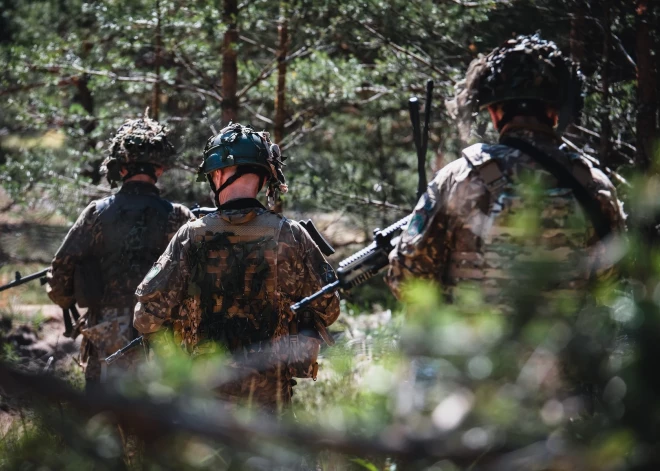Не все с оружием в руках, но большинство - готово: министр рассказал, как латвийцы будут защищать родину