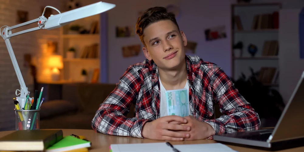 Eksperti uzsver - jo savlaicīgāk jaunietis sāk izprast finanšu procesus, jo vieglāk viņam būs pieņemt pārdomātus lēmumus nākotnē, nodrošinot personīgo labklājību un stabilitāti.