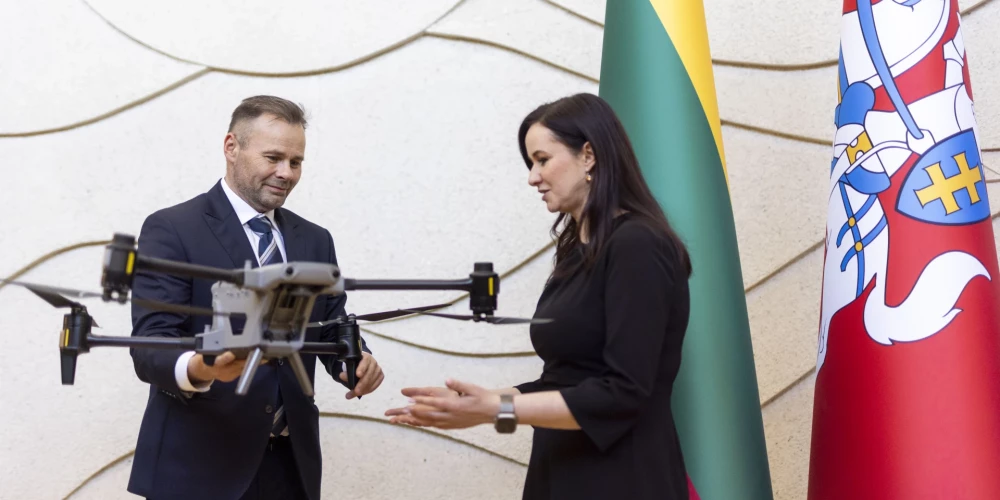 "Philip Morris" uzdāvina dronu Lietuvas valdībai (publicitātes foto)