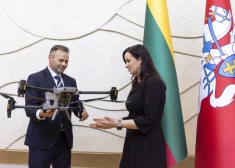 ASV kompānija "Philip Morris Lietuvai" dāvina dronus cīņai pret kontrabandas baloniem