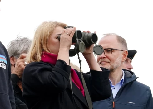 Ministru prezidente Evika Siliņa (JV) un aizsardzības ministrs Andris Sprūds (P).