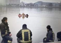 Rīgā sieviete no Akmens tilta ielec Daugavā