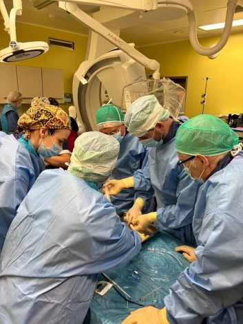 В Восточной больнице Риги впервые провели процедуру, которая помогает снизить риск инсульта без открытой операции.