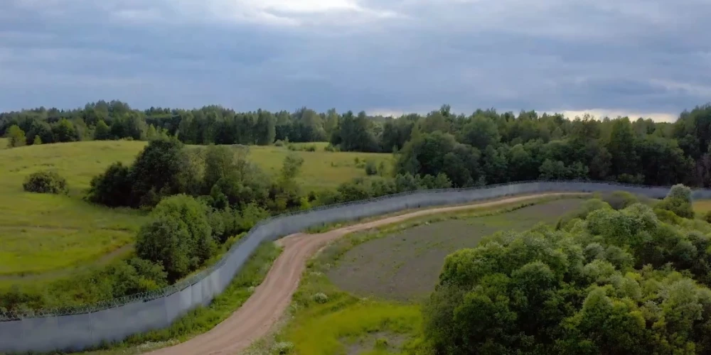 Латвия завершила строительство заборов на границах с Россией и Беларусью.