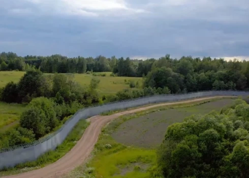 Латвия завершила строительство заборов на границах с Россией и Беларусью.