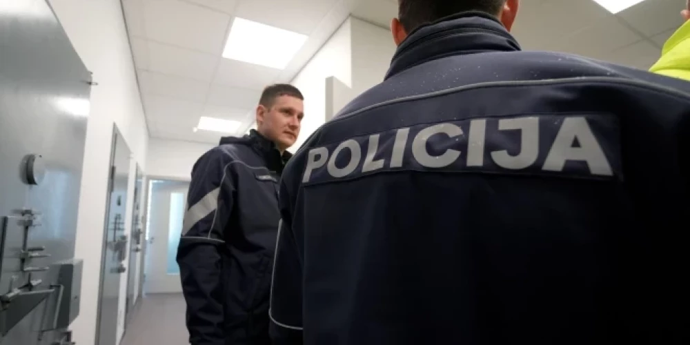 Aizdomās par 1,5 miljonu eiro vērtu IT iepirkumu krāpšanas lietu vakar aizturēta 21 persona.