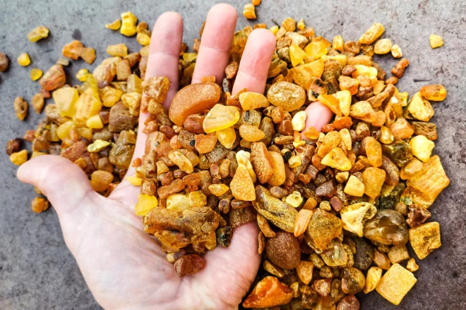 Citi Agra dzintara atradumi.