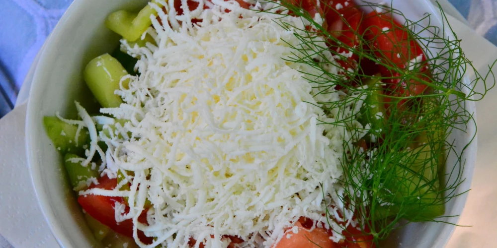 Svaigie siera salāti ar gurķiem un tomātiem.