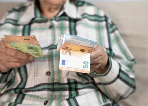 В Латвии выявили, что почти половина сотрудников не знает, как рассчитывается их зарплата.