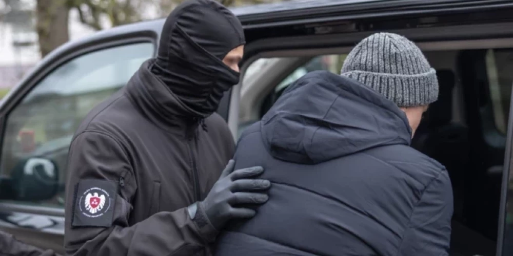 Krimināllietas skatīšanu pret "Baltijas antifašistu" izveidotājiem atliek Aleksandra Žguna neierašanās dēļ. 