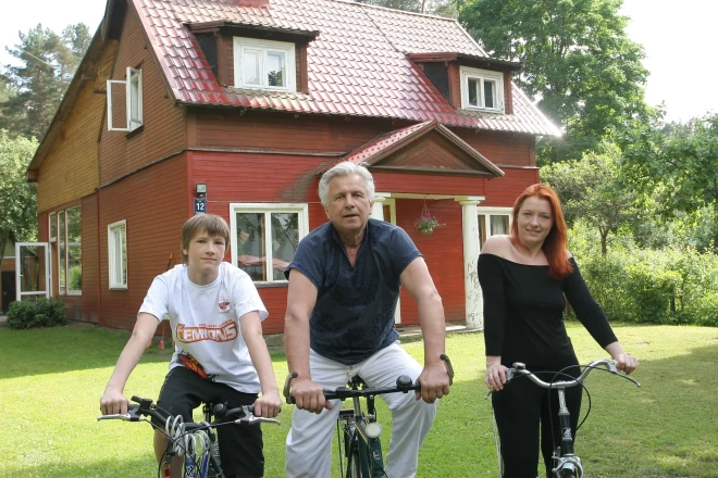 2013. gada vasara. Liene ar Rolandu un abu dēlu Markusu savās Berģu mājās.