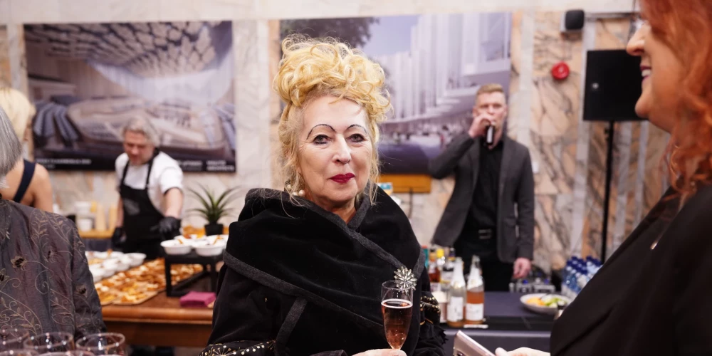 Ilona Brūvere nesen uz "Lielā Kristapa" ceremoniju bija saposusies eleganti sievišķīgi: “Es visu daru pati. Pati izvēlos, ko un kā vilkšu.“ Labi redzams, ka režisore ir drosmīga ne tikai savos izteicienos, bet arī stilā un uz ceremoniju izvēlas nevis vienādus auskarus, bet katru citādu: “Ziniet, mūsdienās stila un aksesuāru ziņā var atļauties visu, ko vien vēlas. Nav vairs kā pirms daudziem desmitiem gadu, kad somiņai jābūt pieskaņotai kurpēm. Šodien tas pat skaitās nestilīgi. Tāpat arī ar matiem. Ja jums būs ļoti kārtīga frizūriņa, tad arī nebūsiet stilīga. Tāpēc droši pajauciet tos matus.”