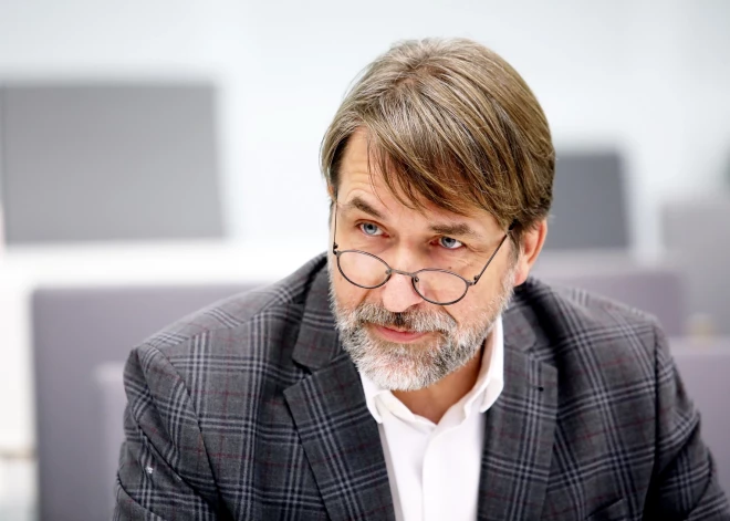 Бывший министр экономики: помочь всем не получится, большинству латвийцев придется почувствовать рост цен на топливо