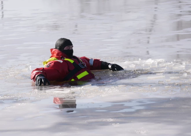 Liepājā bezvēsts pazudusī meitene, iespējams, iekritusi kanālā; policija publisko jaunāko informāciju par jaunietes meklējumiem