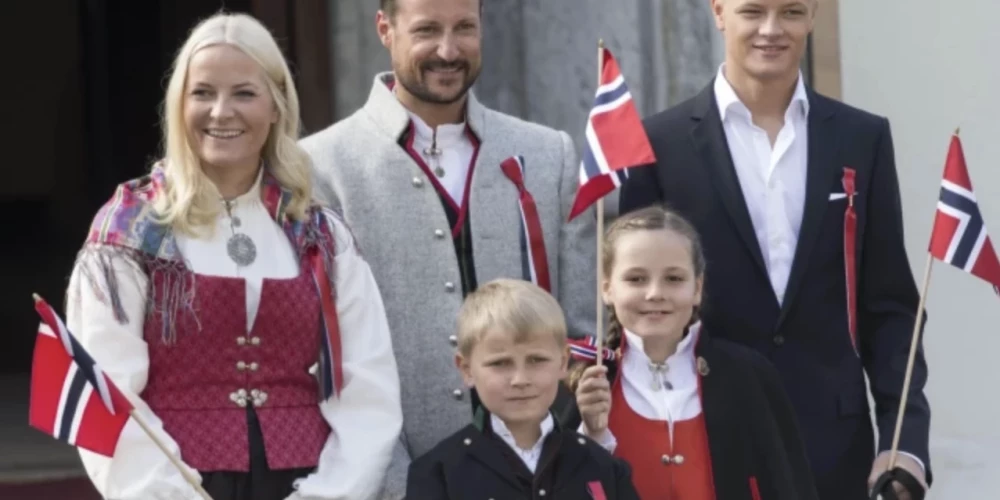 Norvēģijas karaliskā ģimene un Mariuss Borgs (no labās) 2014. gadā.