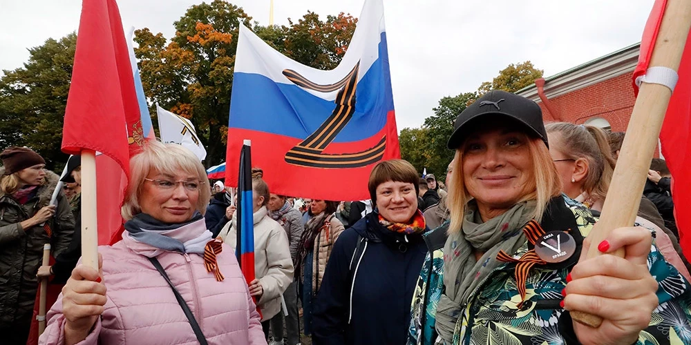 Krievi 2022. gada 23. septembrī piedalās mītiņā, lai atbalstītu Donbasa apgabala pievienošanos Krievijas Federācijai. 