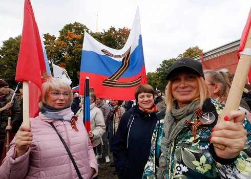 Krievi 2022. gada 23. septembrī piedalās mītiņā, lai atbalstītu Donbasa apgabala pievienošanos Krievijas Federācijai.