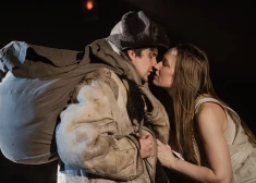 FOTO: Latvijas Nacionālajā teātrī pirmizrādi piedzīvo Regnāra Vaivara iestudētā izrāde "Atbalss Aija"