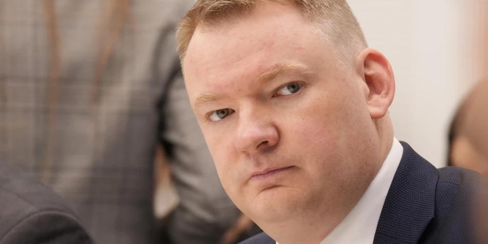 AS līdzpriekšsēdētājs Edvards Smiltēns: “Izskatās, ka Jaunās Vienotības politiskajā paspārnē ir izaugusi koruptīva sistēma, kas zog ne tikai sabiedrības naudu, bet arī mūsu drošību un demokrātiju. Ņemot vērā lielās problēmas, kas tika novērotas jau iepriekšējās vēlēšanās, un tos pašus figurantus, rodas pārliecība par labi iesakņotu un politiski piesegtu shēmu.”